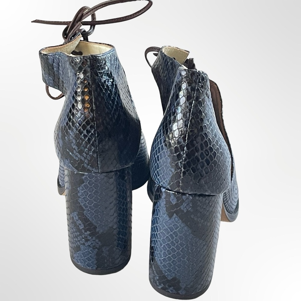 KK DODDS Pointed Toe Cutout Heels in Navy Snake Print in 6.5 - Picture 7 of 9